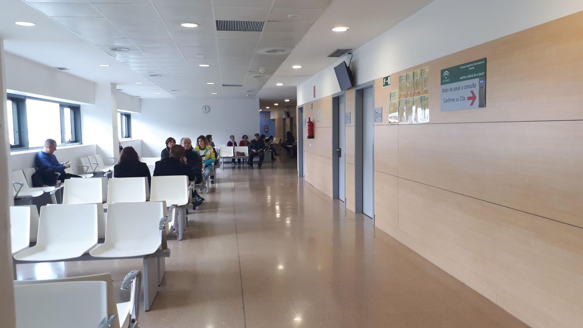 Archivo - Sala de espera de Oncología en el Hospital del Campus de la Salud