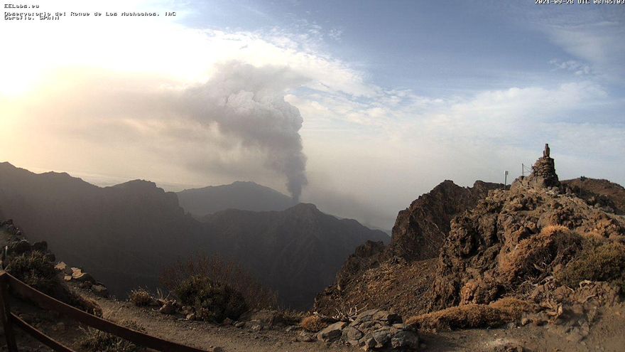 La nube de cenizas del volcán de La Palma alcanza los 7.000 metros de altura