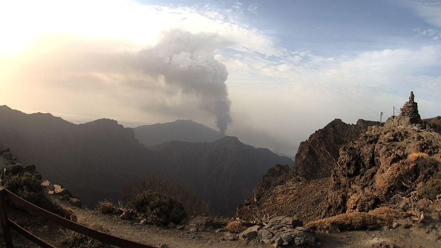 Cumbres de La Palma,  este martes, 28 de septiembre, con la columna de humo y ceniza que emite el volcán  en el centro  de la imagen captada de la webcam del IAC en el Roque de Los Muchachos.