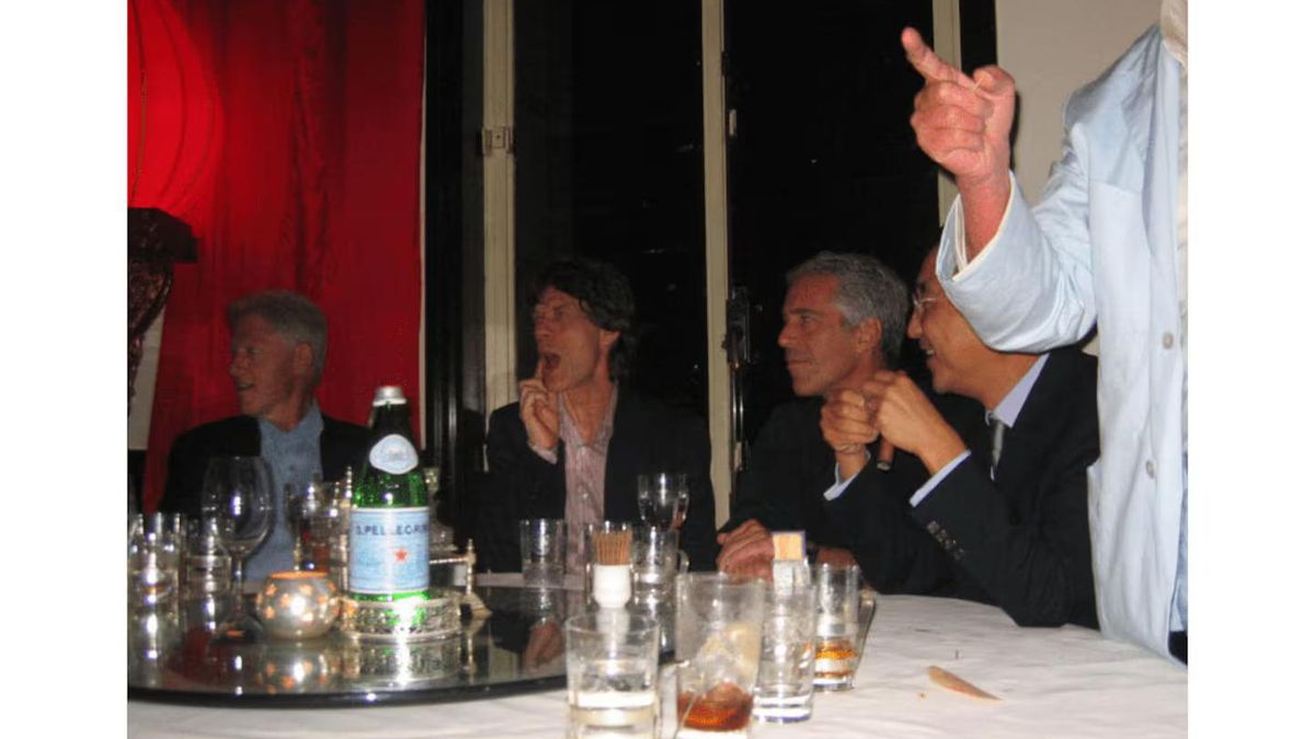 Fotografía sin fecha muestra a Jeffrey Epstein junto al cantante Mick Jagger (c) y el expresidente Bill Clinton (i).