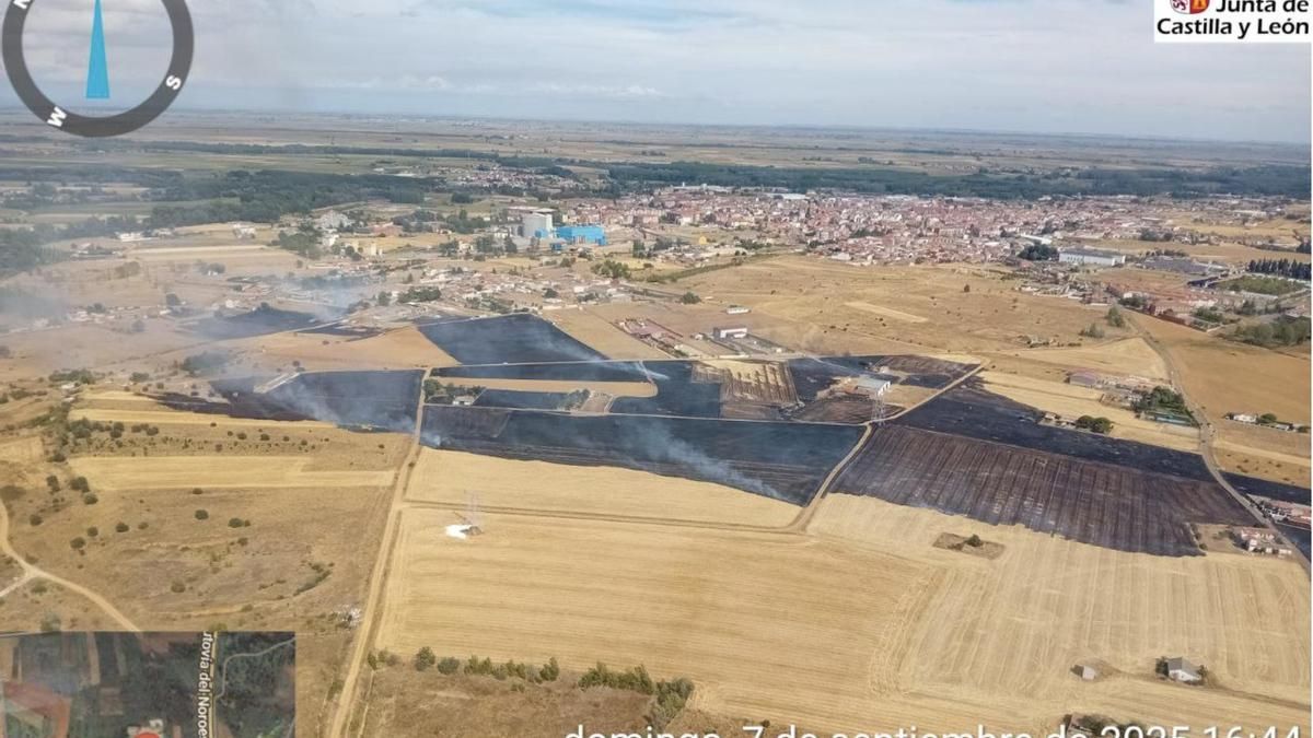 Un incendio pone en alerta a La Bañeza por la proximidad de las llamas y escala al nivel 2 de gravedad en solo una hora