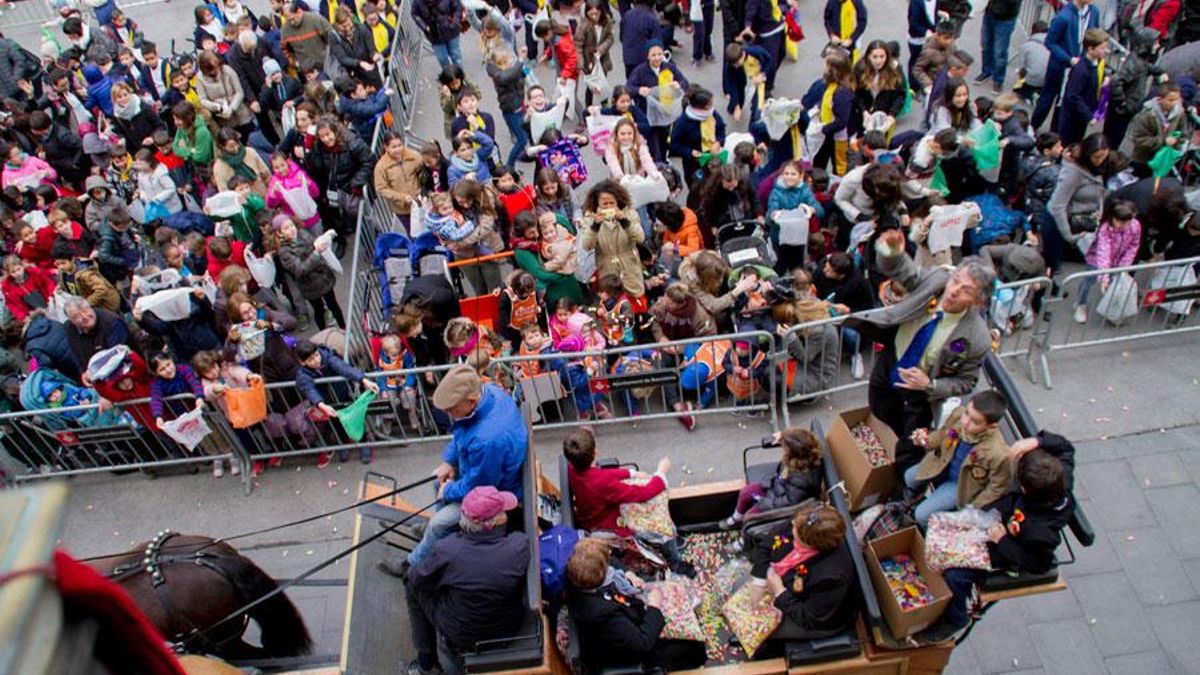 Pasacalles, toneladas de caramelos y una romería forman parte de una de las fiestas más arraigadas de este barrio de Barcelona