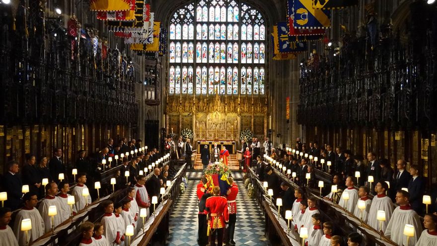 El féretro de la reina Isabel II entrando en la Capilla de San Jorge en el Castillo de Windsor, para su entierro.
