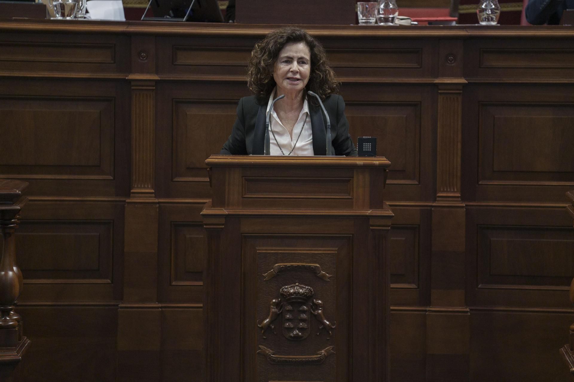 La consejera de Hacienda y Relaciones con la Unión Europea del Gobierno de Canarias, Matilde Asián, interviene tras la aprobación del proyecto de Ley de Presupuestos de la Comunidad Autónoma de Canarias para 2026.