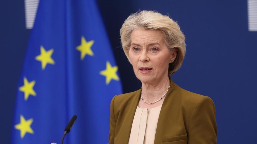 La presidenta de la Comisión Europea, Ursula von der Leyen, hace una declaración de prensa sobre el vigesimoprimer paquete de sanciones contra Rusia por la guerra en Ucrania, en Bruselas, Bélgica, el 9 de junio de 2026. EFE/EPA/OLIVIER HOSLET