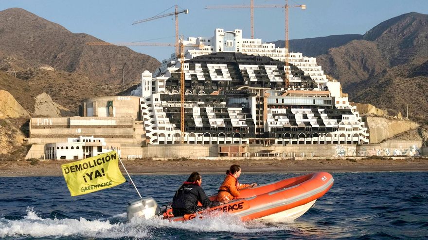 Los ecologistas que pintaron El Algarrobico en 2014 se enfrentan a un año de cárcel: "La ilegalidad es la del hotel"