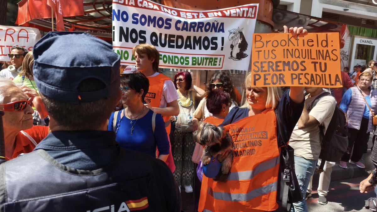 Activistas por la vivienda llevan a la sede del PP su lucha por la prórroga de los alquileres: “O están con las inquilinas o con los fondos buitre”