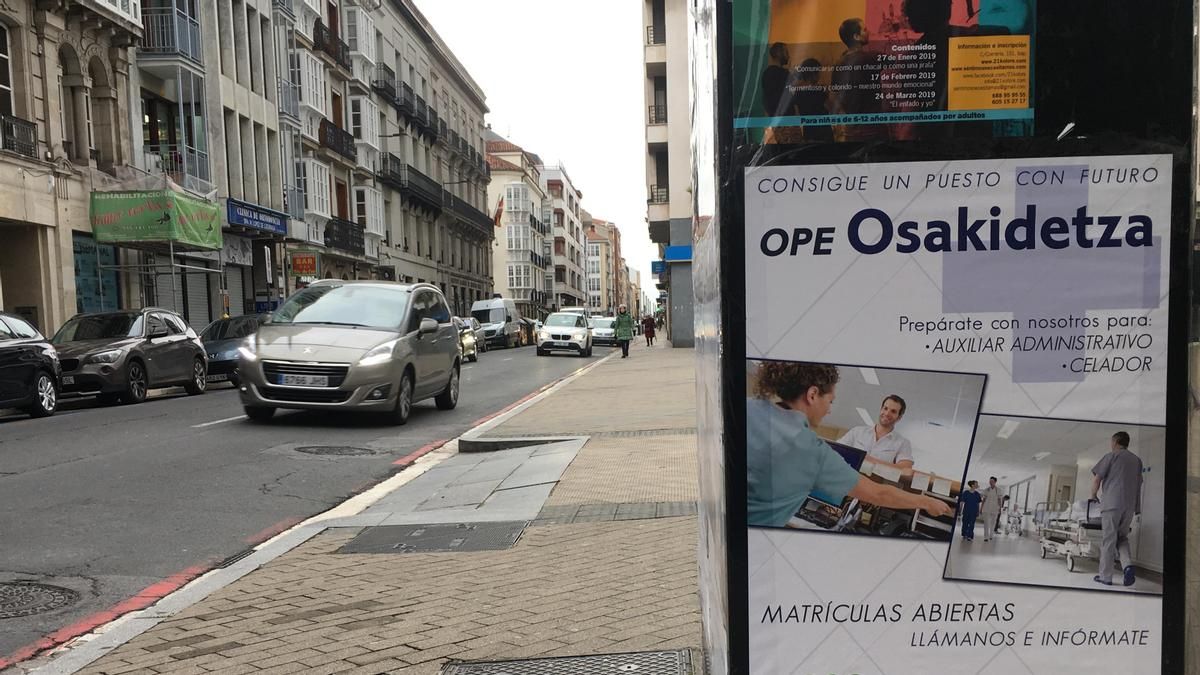 Carteles de la OPE de Osakidetza en una calle de Vitoria.