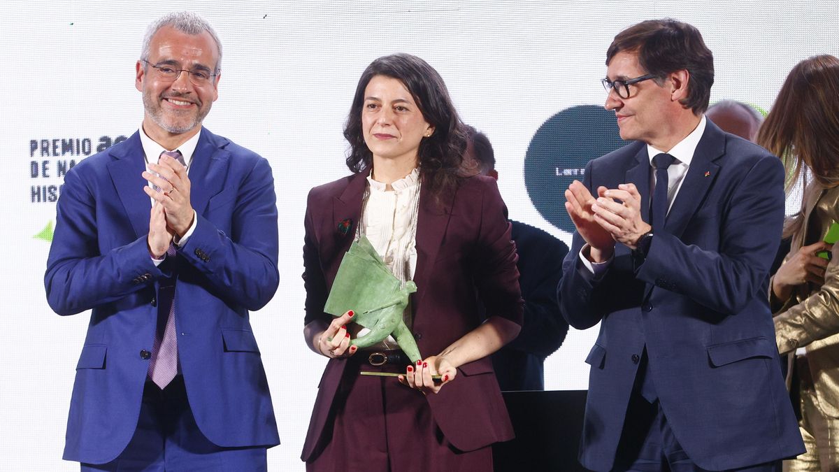 La argentina Samanta Schweblin gana el primer Premio Aena de Narrativa Hispanoamericana, acompañada por el presidente de AENA Maurici Lucena (i) y el presidente de la Generalitat de Cataluña Salvador Illa (d), este miércoles en Barcelona.
