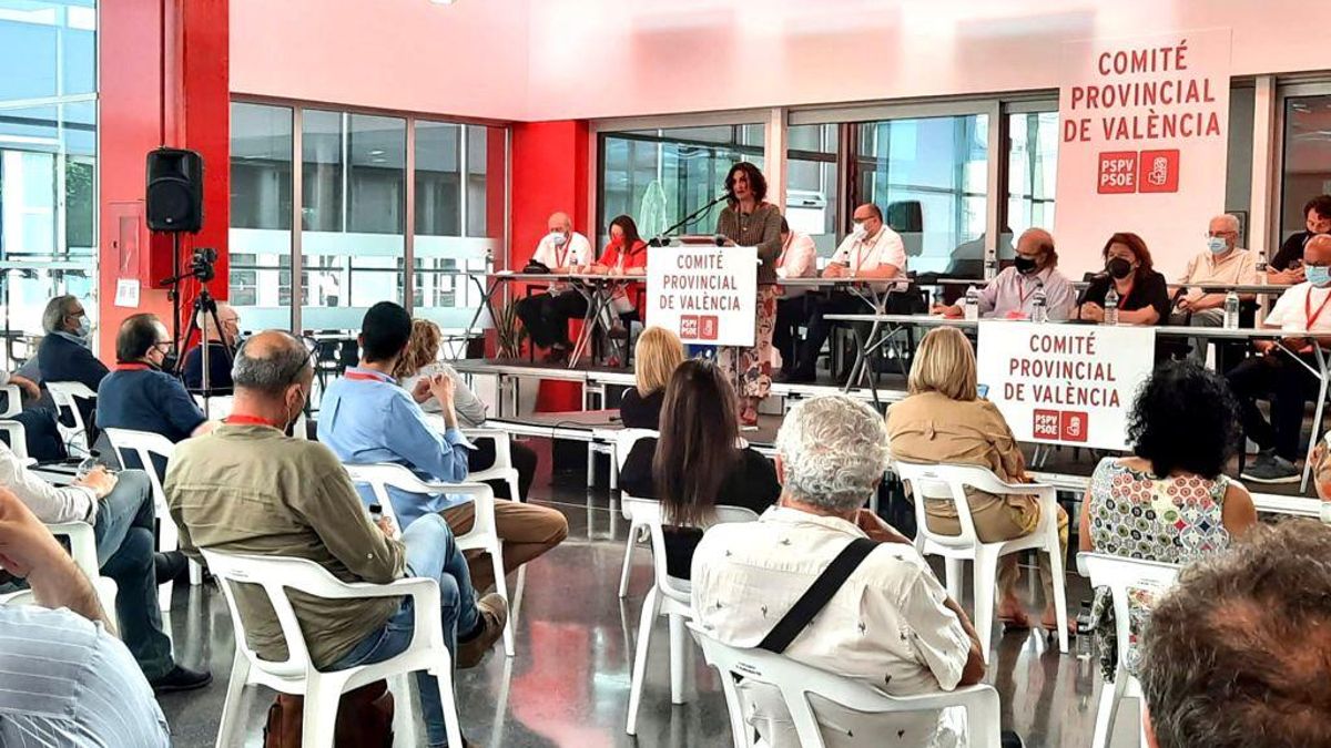 Mercedes Caballero interviene en el Comité Provincial del PSPV en València.
