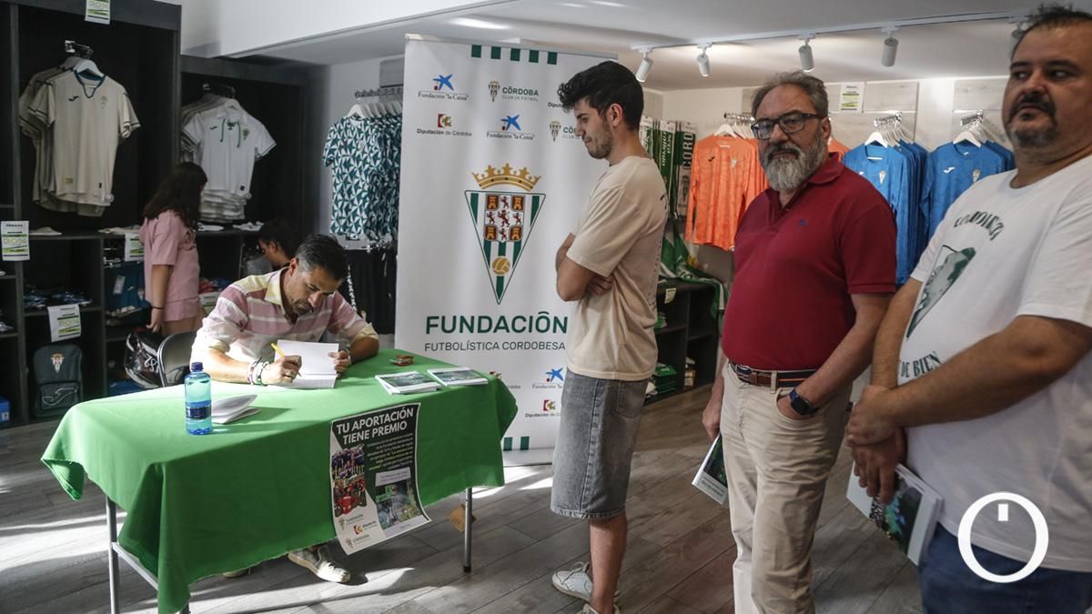 Toni Cruz presenta su nuevo libro: "La semana más larga" en la tienda del Córdoba CF