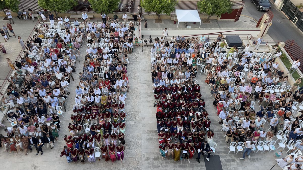 Alumnos, familiares y profesores han asistido al acto.