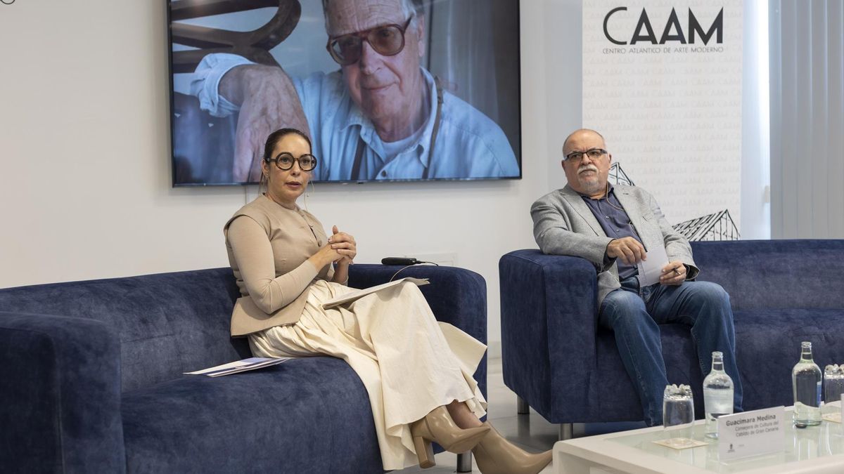 La consejera de Cultura del Cabildo de Gran Canaria, Guacimara Medina, y el director del Centro Atlántico de Arte Moderno, Orlando Britto, en la presentación de la exposición.