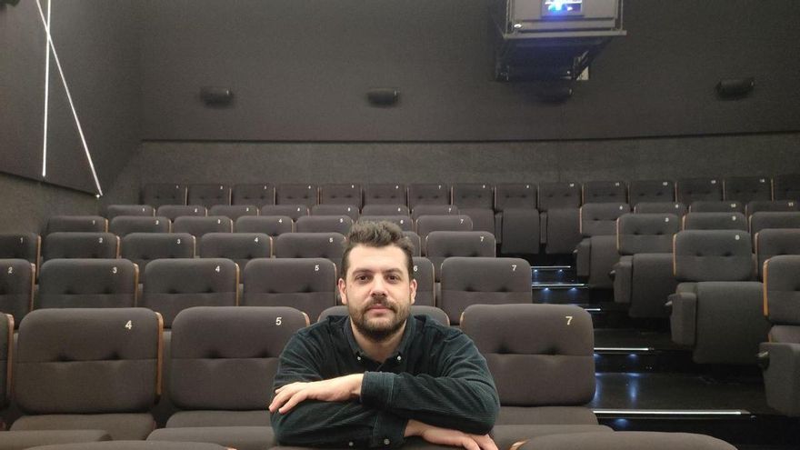 Fernando Lobo, en una de las salas de los Cines Embajadores durante la entrevista.