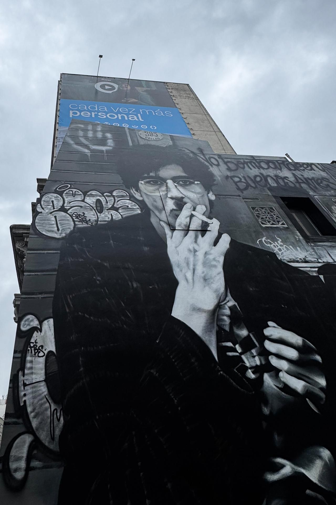 Fotografía del 4 de junio de 2026 que muestra un mural del músico Charly García, en Buenos Aires.