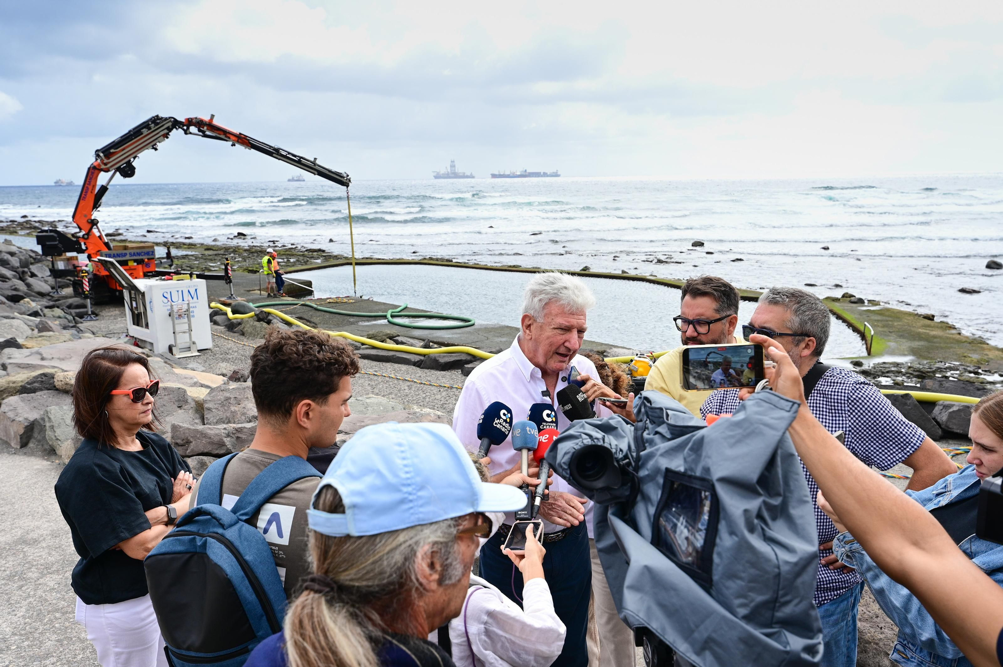 El concejal de Ciudad del Mar del Ayuntamiento de Las Palmas de Gran Canaria, Pedro Quevedo, atiende a los medios en su visita este viernes a las obras de las piscinas de La Laja.
