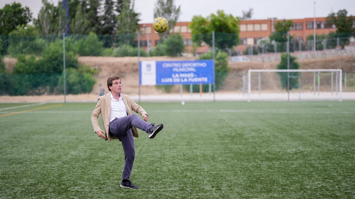 Almeida se dispone a controlar el balón antes de efectuar su particular tiro al aire.