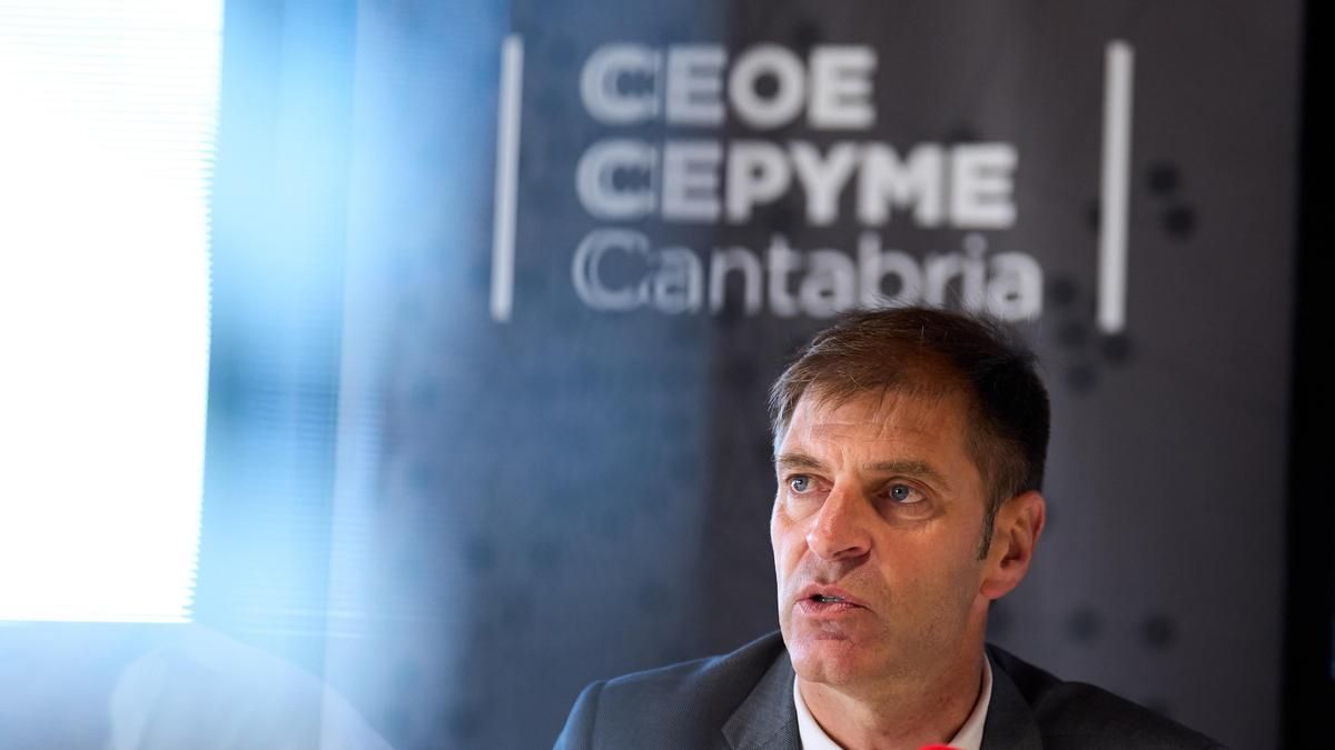 Archivo - El presidente de CEOE-Cepyme Cantabria, Enrique Conde, durante una rueda de prensa en la CEOE.