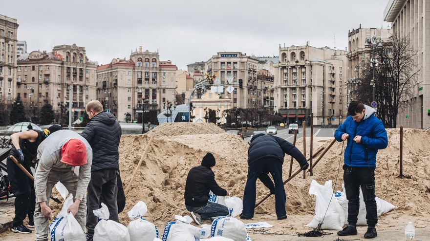 Varias personas llenan sacos de arena para construir barricadas en la plaza de Maidan, a 3 de marzo de 2022, en Kiev (Ucrania).