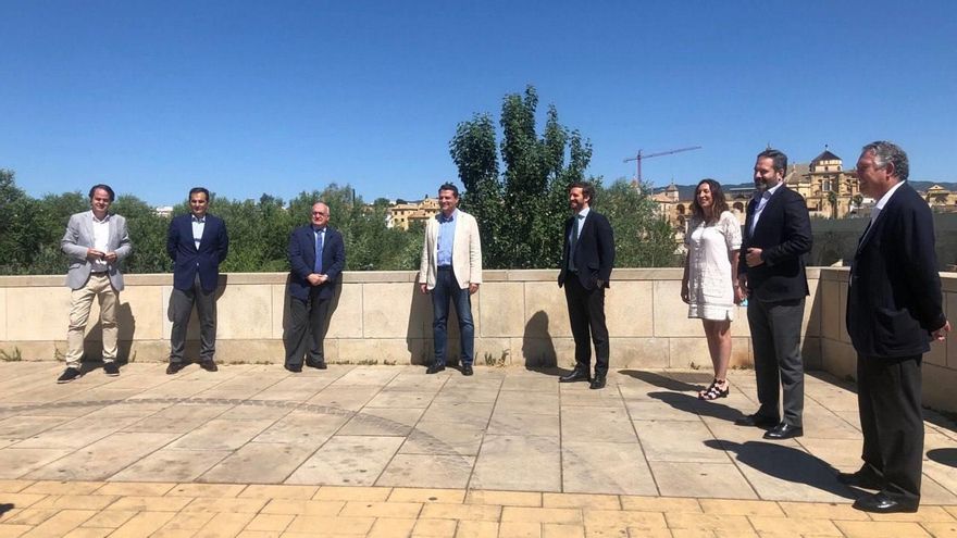 Pablo Casado con parte de los asistentes a la jornada de preparación en Córdoba para la Convención del PP en otoño con el título 'Independencia judicial y regeneración institucional'.