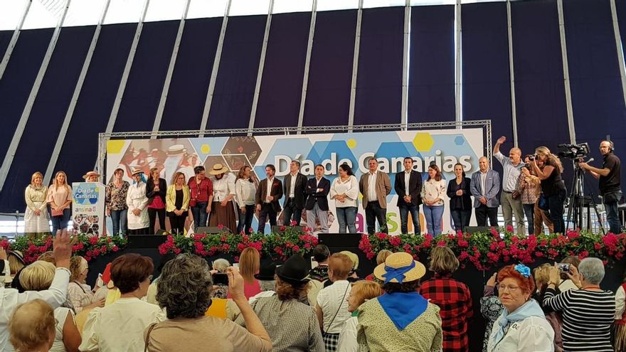 Foto de familia del martes 29 de mayo, en la cita con los mayores previa al Día de Canarias, en el Recinto Ferial de Santa Cruz