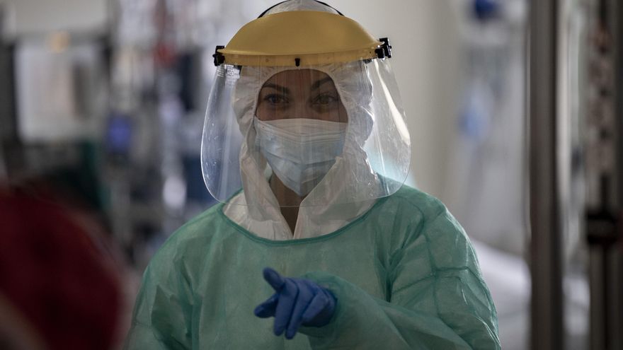 Una sanitaria trabaja en la Unidad de Cuidados Intensivos (UCI) dedicada a enfermos de coronavirus del Hospital Universitario Ramón y Cajal, en Madrid (España)