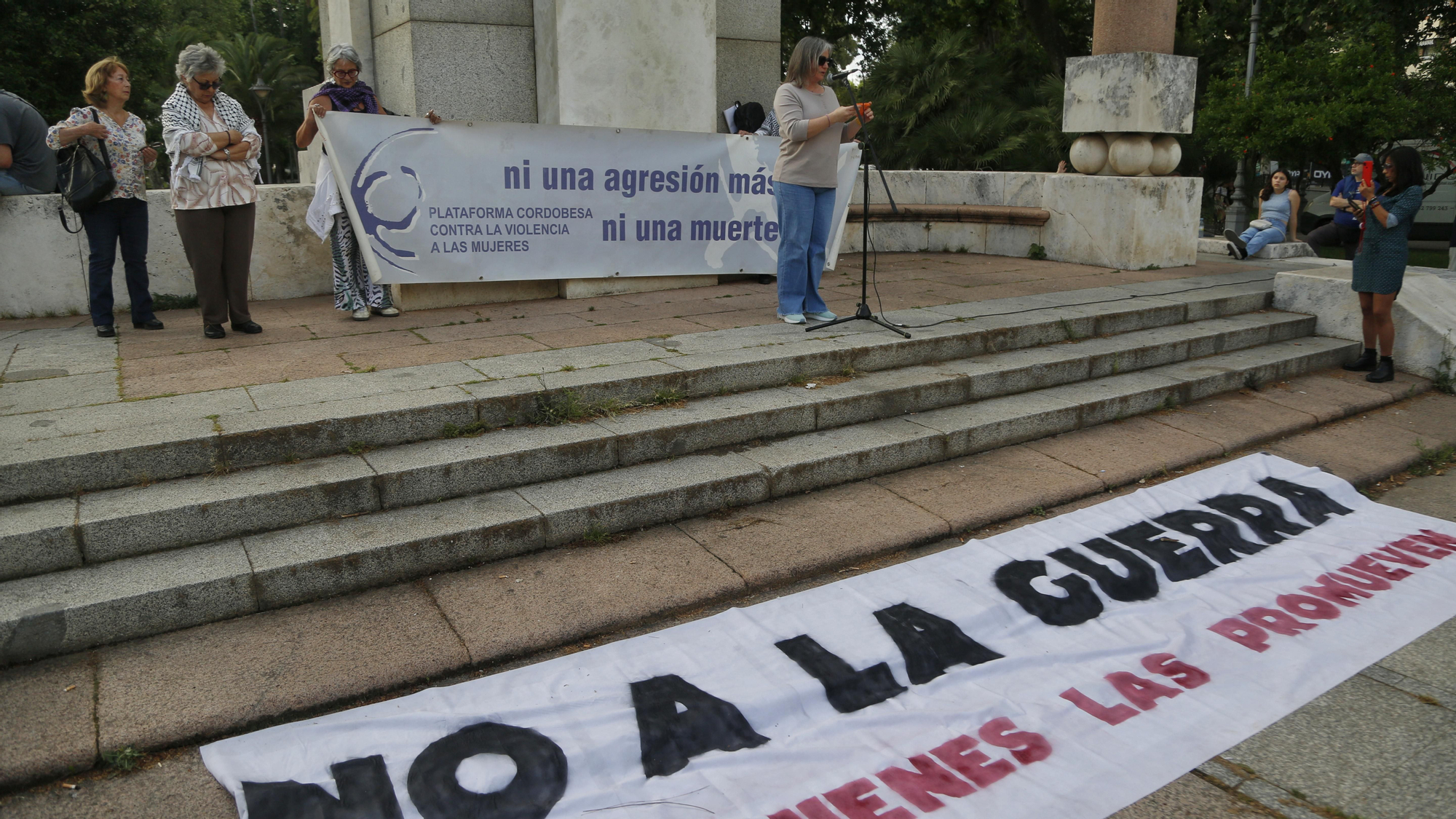 La Plataforma Cordobesa contra la Violencia a las Mujeres sale a la calle para decir 'Basta ya', tras el asesinato de Tulia en el barrio de La Fuensanta
