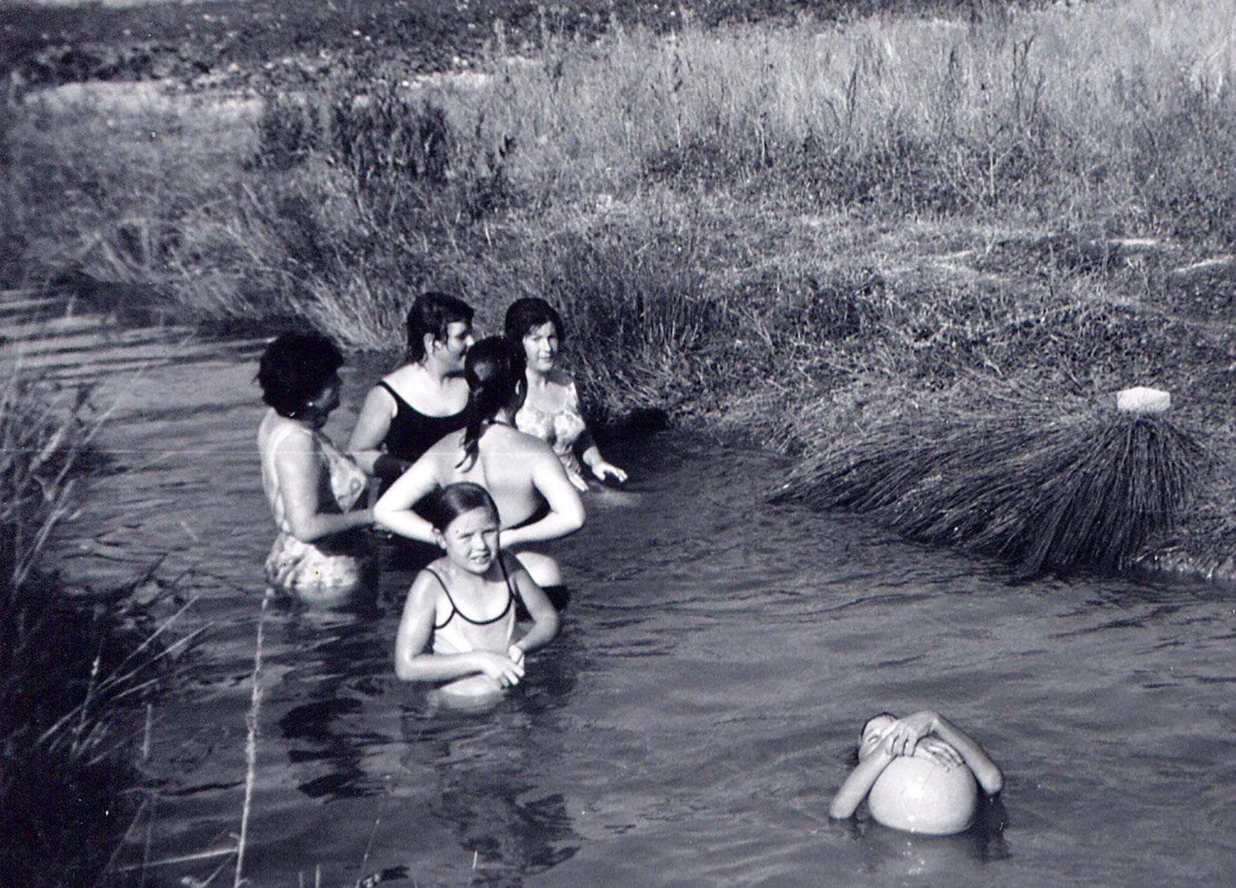 Baño en la presa del Lagar. 1970. Centenera (Guadalajara). Fondo Los Legados de la Tierra. Archivo de la Imagen de Castilla-La Mancha.