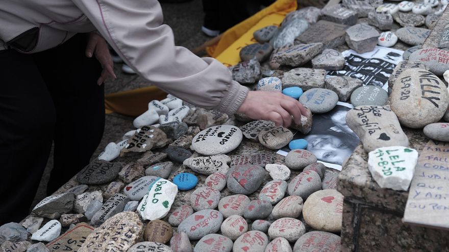 Segunda "Marcha de las piedras" en Plaza de Mayo en homenaje a los fallecidos por coronavirus