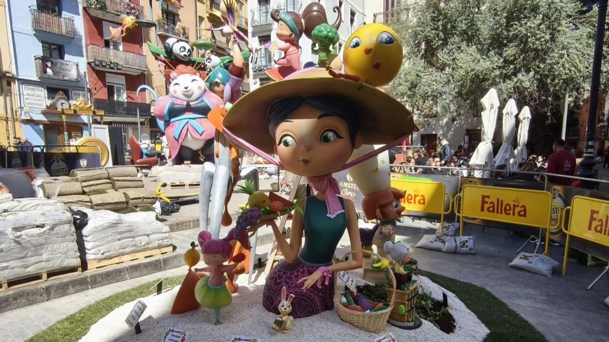 El encanto de las fallas infantiles: una exposición al aire libre de 380 obras da inicio a los días grandes de Fallas