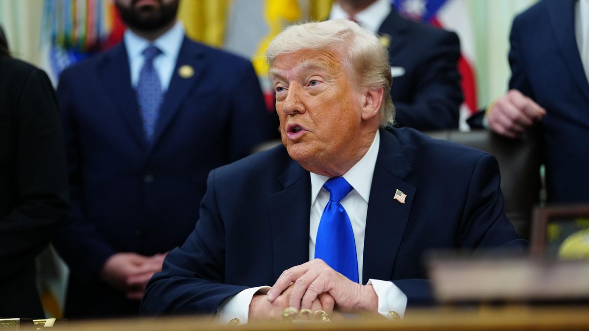 Trump anuncia aranceles adicionales del 25% a los coches y camiones de la UE
