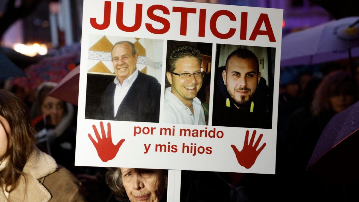 Una manifestant mostra un cartell en el qual reclama justícia en la marxa celebrada el passat 1 de febrer.