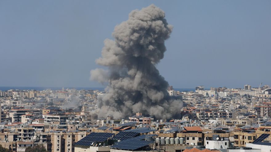 Columnas de humo tras un ataque aéreo israelí en Dahieh, en los suburbios del sur de Beirut, Líbano, este jueves.