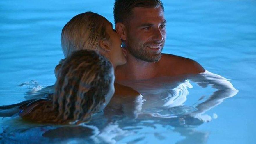 Luzma chupándole el cuello a Tom