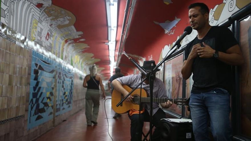 El cirujano que salva vidas y canta tango en el metro de Buenos Aires