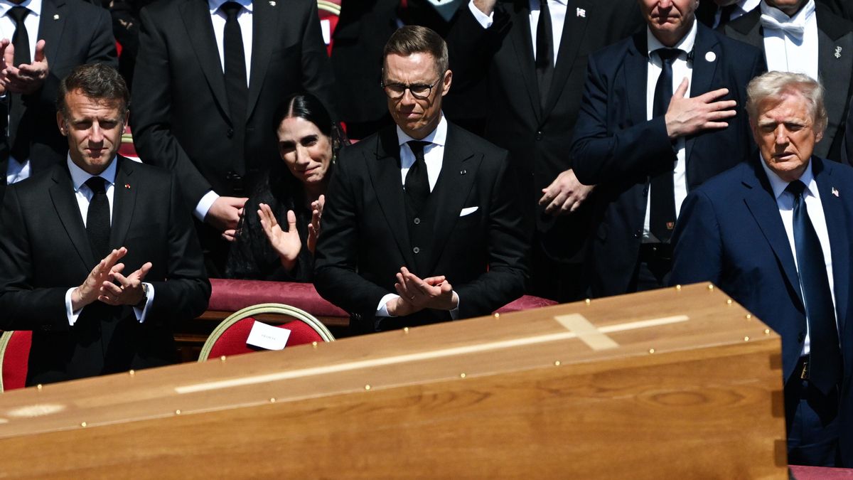 El presidente francés, Emmanuel Macron, el finlandés, Alexander Stubb, y el estadounidense, Donald Trump, asisten a la misa. La cita se ha convertido en una cumbre mundial, con representantes de más de 160 delegaciones y mandatarios a los que Bergoglio criticó por algunas de sus políticas.