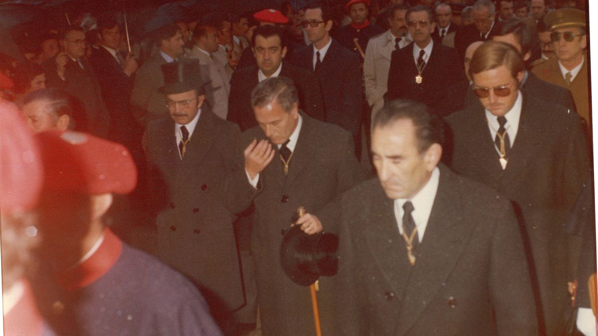 Las autoridades, protegidas por agentes del cuerpo de Miñones, en el funeral de Franco en 1975