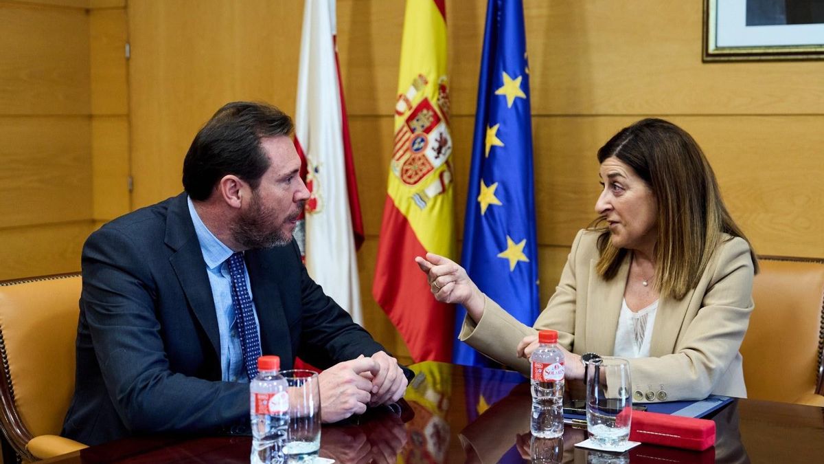 El ministro de Transportes y Movilidad Sostenible, Óscar Puente, se reúne con la presidenta de Cantabria, María José Sáenz de Buruaga. Archivo.