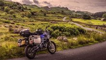 Una carretera vacía en medio de la naturaleza, el paraíso de todo motorista amante de los viajes.