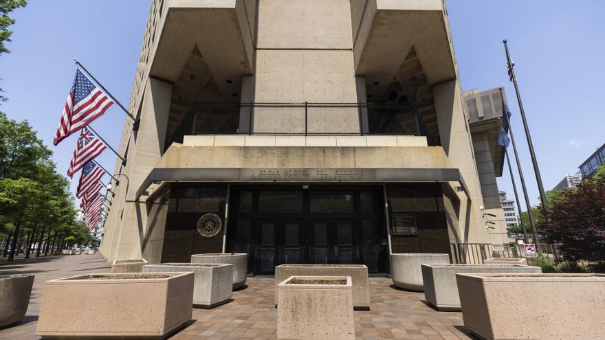 El FBI decide cerrar su histórica sede en Washington y repartir a su plantilla por el país