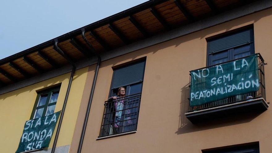 Vecinos del barrio de San Andrés de Ponferrada colocan pancartas contra semipeatonalizar la avenida del Castillo