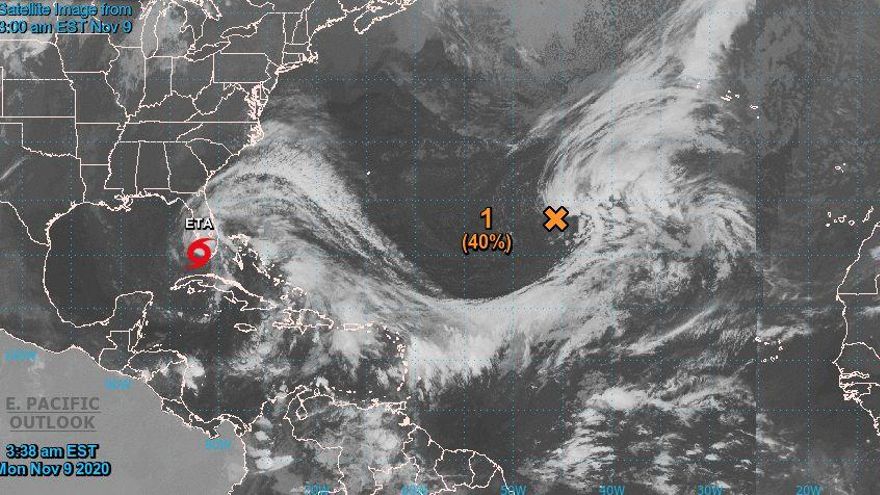 Imagen satelital del Océano Atlántico, con la tormenta que puede convertirse en ciclón tropical marcada con una 'X'