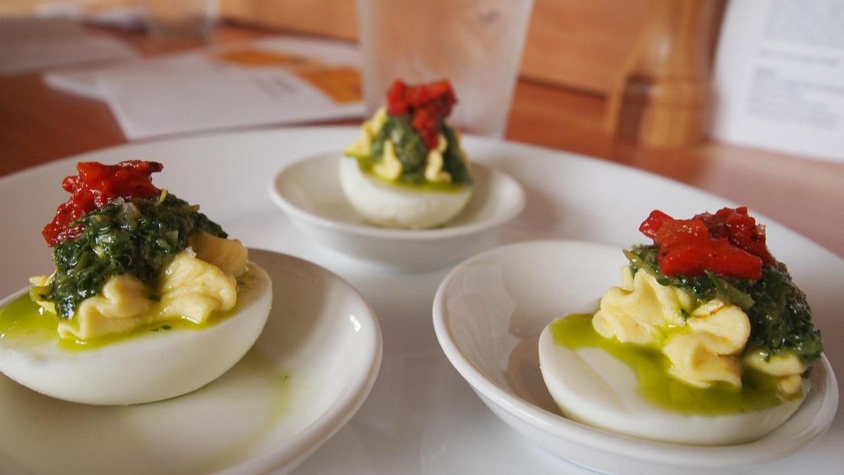 Huevos rellenos al pesto