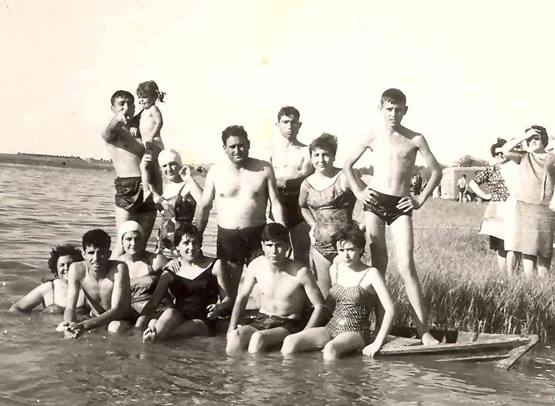 La familia Manzanero en las lagunas de Villafranca de los Caballeros (Toledo) durante el verano de 1962 . Fondo Los Legados de la Tierra. Archivo de la Imagen de Castilla-La Mancha.