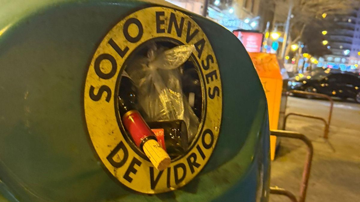 Contenedor de vidrio lleno en el centro de Logroño