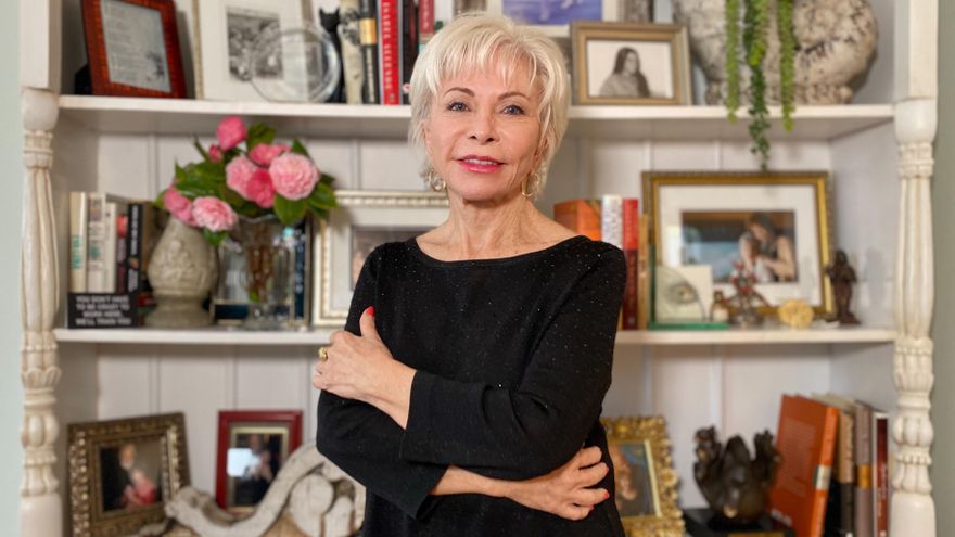 "La primera semana que regreso a Chile estoy feliz, pero después ya no lo reconozco", dice la escritora Isabel Allende, que reside en EEUU