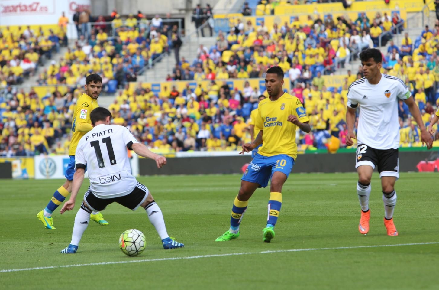 Partido entre la UD Las Palmas y el Valencia CF en el Estadio de Gran Canaria. (Alejandro Ramos).