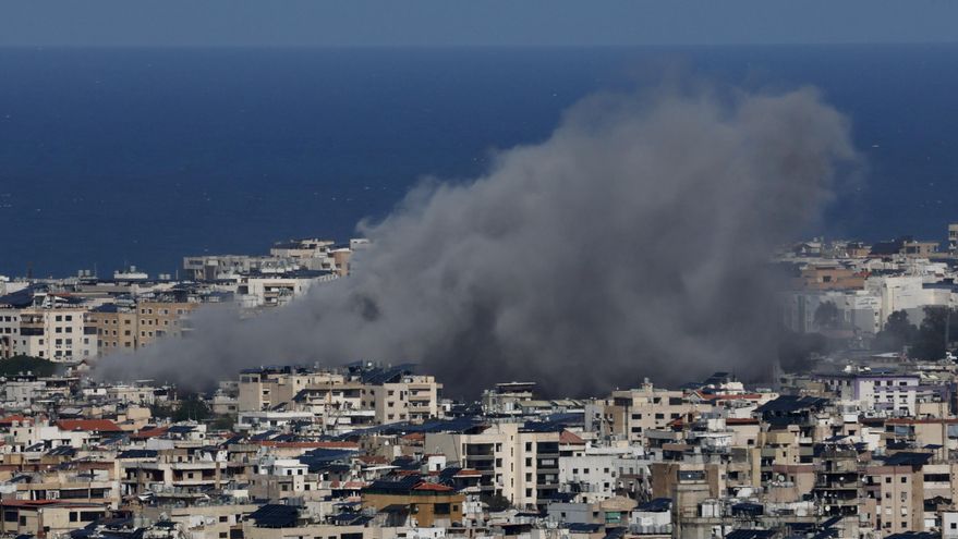 El humo se eleva tras los bombardeos israelíes en Dahieh, en los suburbios meridionales de Beirut, Líbano, 30 de marzo de 2026. Según el Ministerio de Salud Pública del Líbano, al menos 1.238 personas han muerto y más de 3.543 han resultado heridas en los bombardeos israelíes en los suburbios meridionales de Beirut y en las aldeas del sur del Líbano desde el inicio de las hostilidades renovadas. (Líbano) EFE/EPA/WAEL HAMZEH