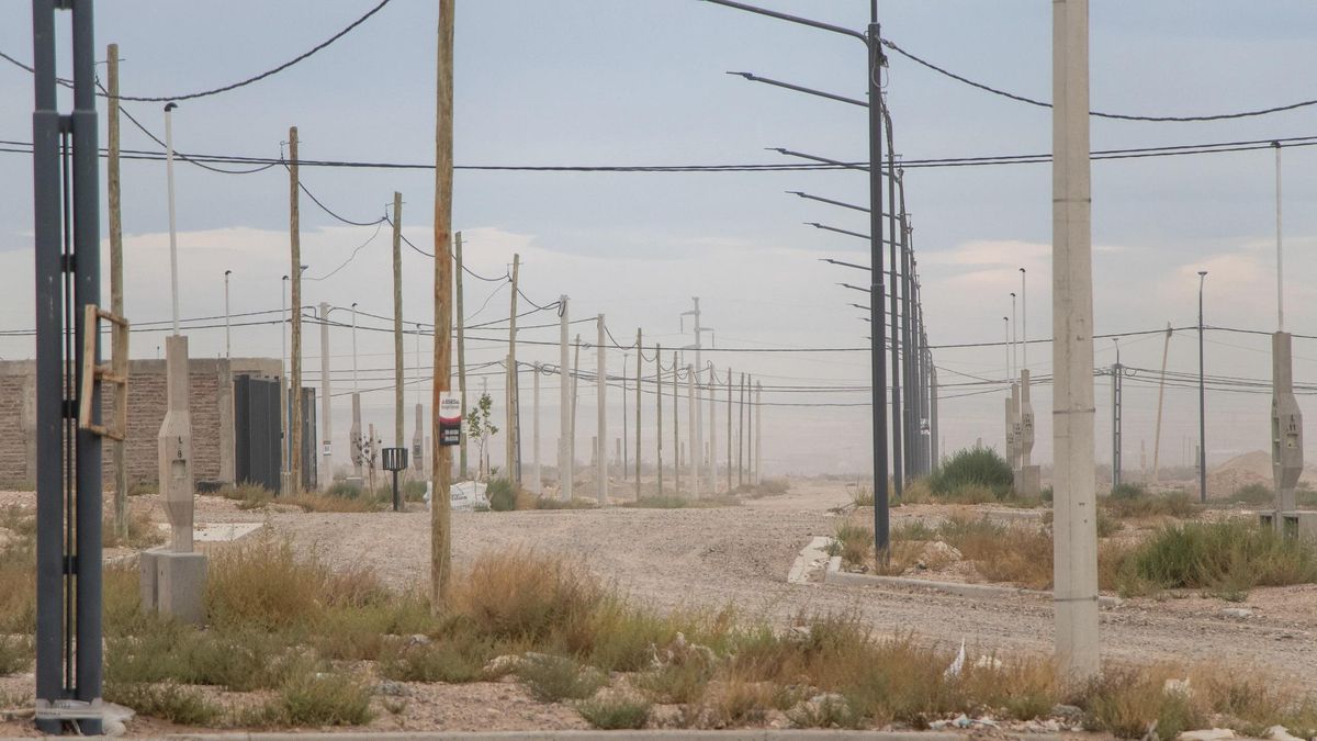 Una calle en una urbanización ubicada en los alrededores del Parque Industrial Neuquino Oeste (PINO). Algunos trabajadores de la urbanización afirman que el viento que sopla desde el parque les irrita los ojos y les provoca estornudos constantes.