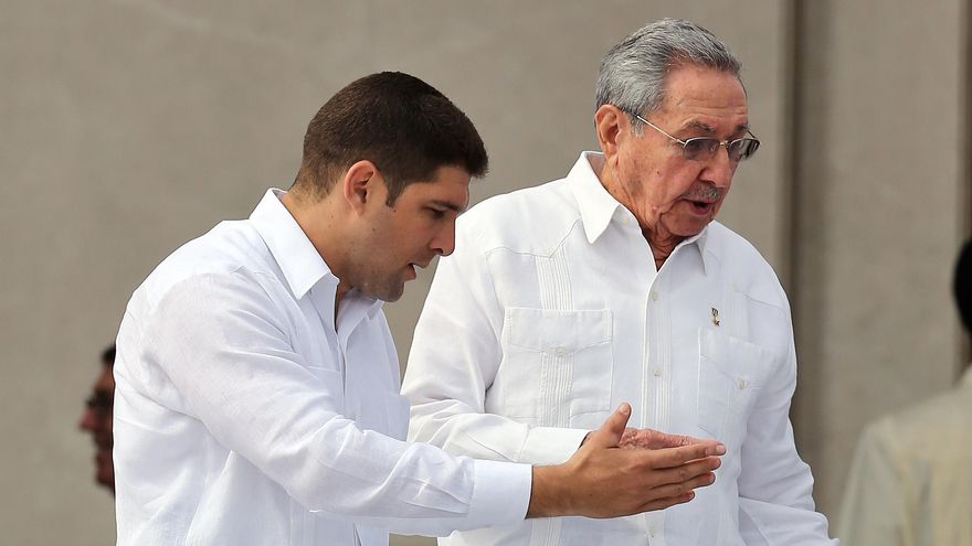 Raúl Guillermo Rodríguez Castro (i), el nieto del entonces presidente cubano Raúl Castro (d), cuando ejercía de escolta de su abuelo, en 2016.